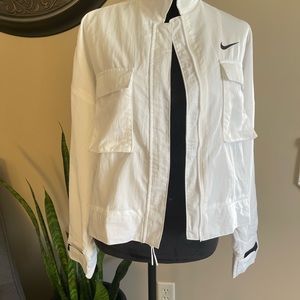 Nike Women`s Sportswear Essential Woven Field Oversized Jacket